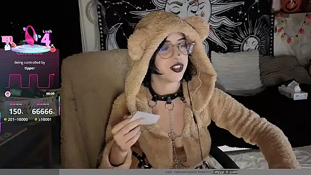 Snapshot of LisandreLaVenale chatting on 9, 10, 2025 LisandreLaVenale online show from 9, 10, 2025