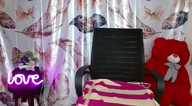 Snapshot of Naughty_Ayesha1 chatting on 4, 1, 2025 Naughty Ayesha1 online show from 4, 1, 2025