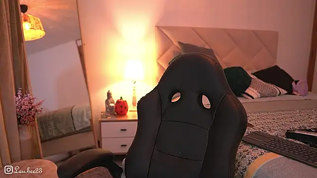 Lau Bee online show from 30, 10, 2025