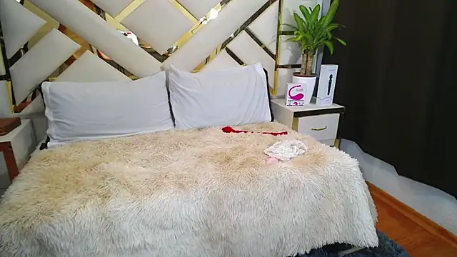 Snapshot of carolineamber_ chatting on 8, 12, 2024 carolineamber online show from 8, 12, 2024