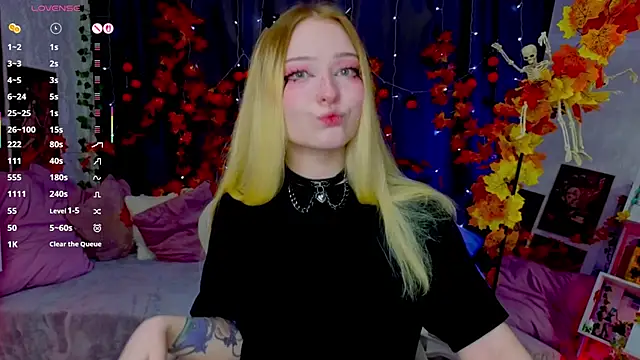 Snapshot of ElswythCovil chatting on 21, 10, 2025 ElswythCovil online show from 21, 10, 2025