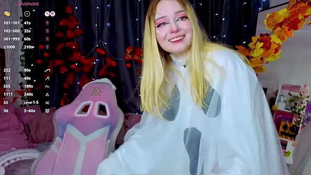 Snapshot of ElswythCovil chatting on 28, 10, 2025 ElswythCovil online show from 28, 10, 2025