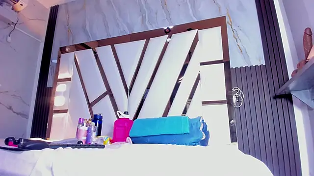 lola hornei online show from 5, 12, 2025