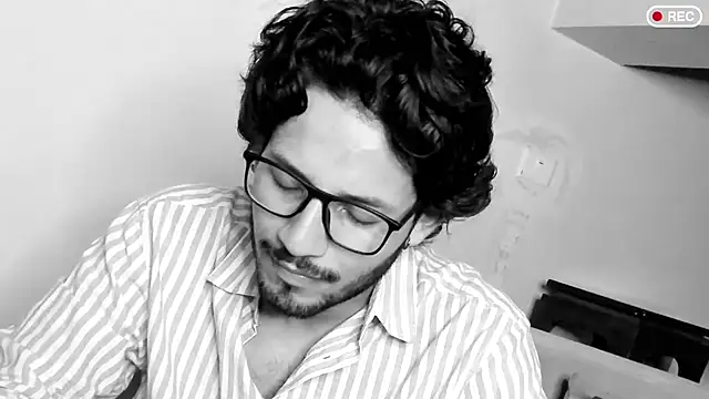 Nicholasrodrii online show from 9, 3, 2025