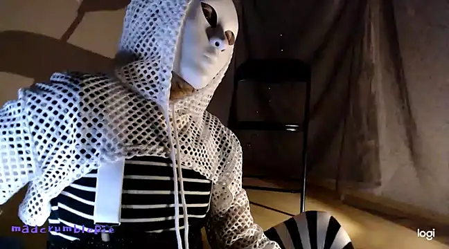 Snapshot of madcrumblepie chatting on 18, 12, 2024 madcrumblepie online show from 18, 12, 2024