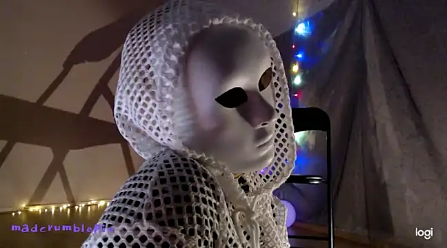 Snapshot of madcrumblepie chatting on 5, 1, 2025 madcrumblepie online show from 5, 1, 2025