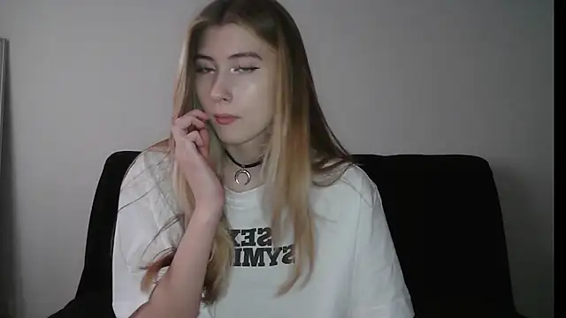 ErikaShyy online show from 4, 11, 2025