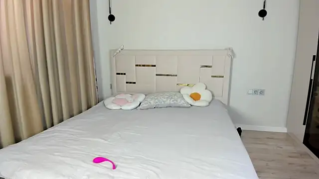 Lola Peach online show from 3, 8, 2026