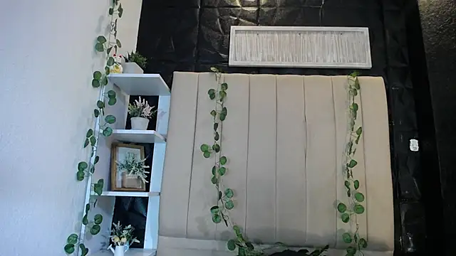 Snapshot of Mia_Rinn chatting on 7, 2, 2025 Mia Rinn online show from 7, 2, 2025