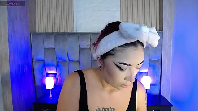 Snapshot of Mia_Rinn chatting on 8, 10, 2025 Mia Rinn online show from 8, 10, 2025