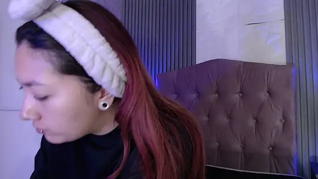 Snapshot of Mia_Rinn chatting on 5, 11, 2025 Mia Rinn online show from 5, 11, 2025