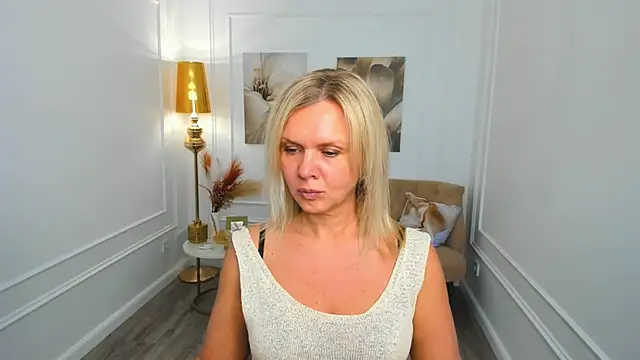 AgathaKlouin online show from 7, 4, 2026