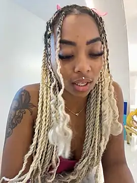 Alondrasparrow2 online show from 5, 5, 2026