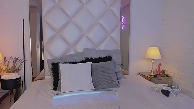 KimRoussee online show from 5, 2, 2025