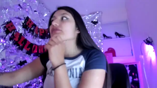 Snapshot of SarahStones chatting on 25, 10, 2025 SarahStones online show from 25, 10, 2025