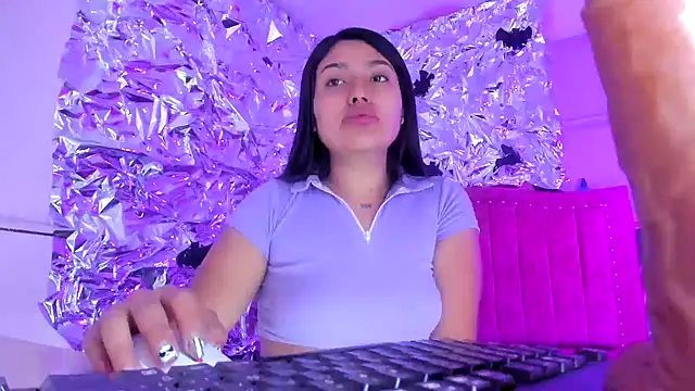 Snapshot of SarahStones chatting on 24, 11, 2025 SarahStones online show from 24, 11, 2025