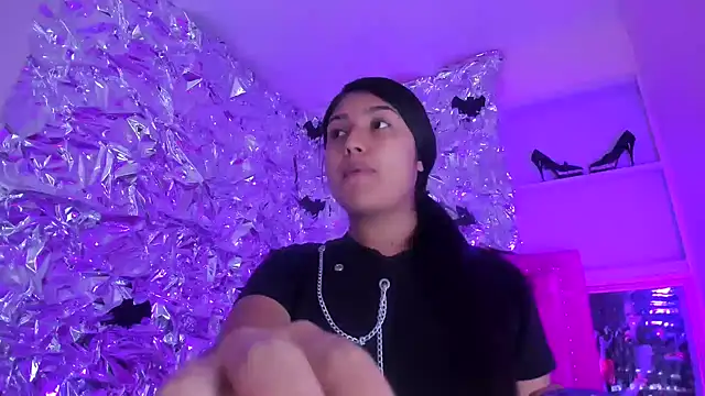 Snapshot of SarahStones chatting on 26, 11, 2025 SarahStones online show from 26, 11, 2025