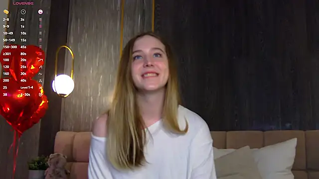 Snapshot of LoraineLuff chatting on 3, 3, 2025 LoraineLuff online show from 3, 3, 2025