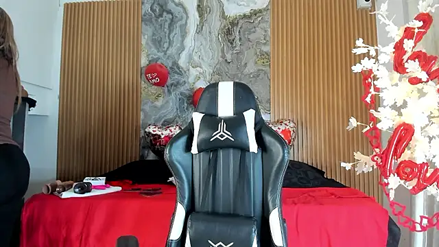 Danna topless online show from 12, 2, 2026