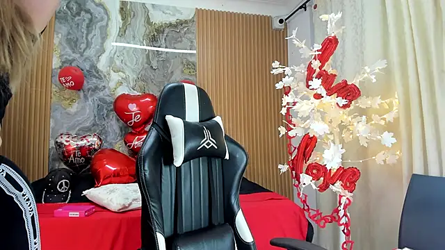 Danna topless online show from 26, 2, 2026