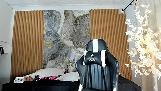 Danna topless online show from 25, 4, 2026