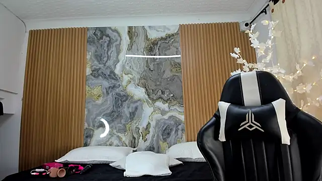 Danna topless online show from 27, 4, 2026