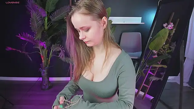 Snapshot of CassieCool chatting on 12, 3, 2025 CassieCool online show from 12, 3, 2025