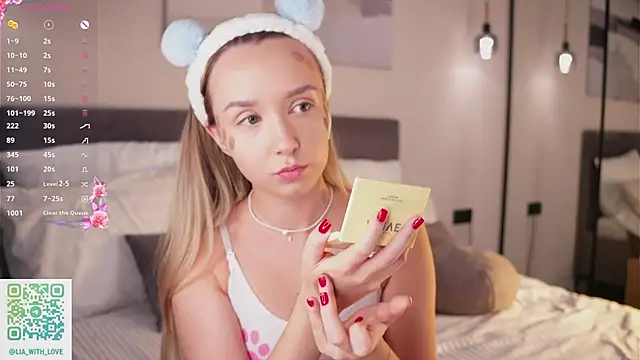 HollisBeckett online show from 12, 10, 2025