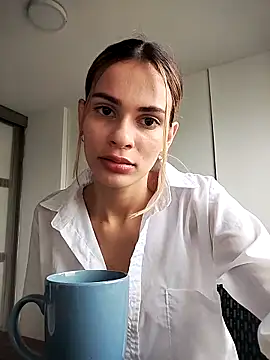 cuteluci  online show from 25, 2, 2025