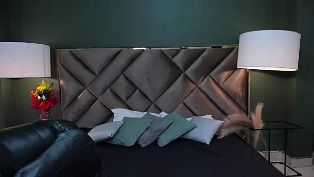 Snapshot of Mia_Elowen chatting on 8, 3, 2025 Mia Elowen online show from 8, 3, 2025