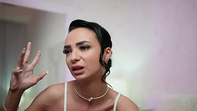 Snapshot of MaraJolie chatting on 1, 2, 2025 MaraJolie online show from 1, 2, 2025