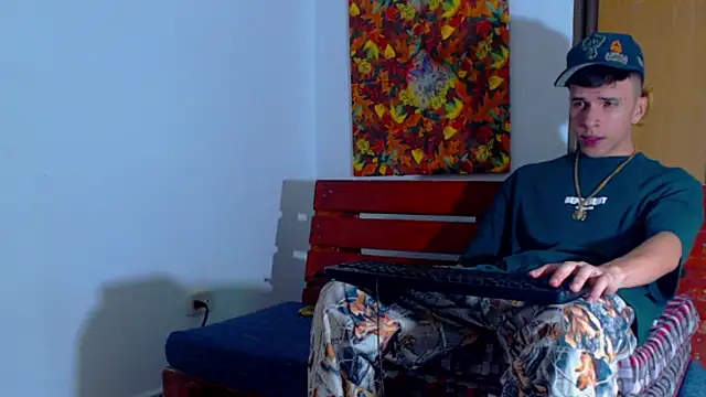 Snapshot of Keeny16 chatting on 5, 1, 2025 Keeny16 online show from 5, 1, 2025