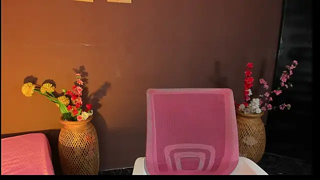 Snapshot of Little_Ivy chatting on 2, 12, 2025 Little Ivy online show from 2, 12, 2025