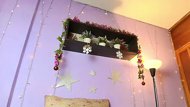 Snapshot of Little_Ivy chatting on 18, 12, 2025 Little Ivy online show from 18, 12, 2025