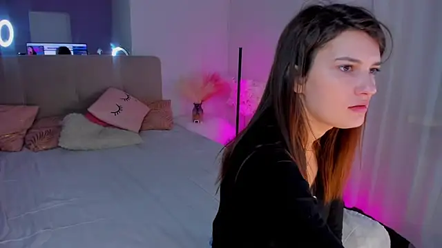 Laura Leee online show from 9, 3, 2025