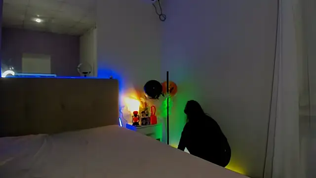 Laura Leee online show from 7, 11, 2025