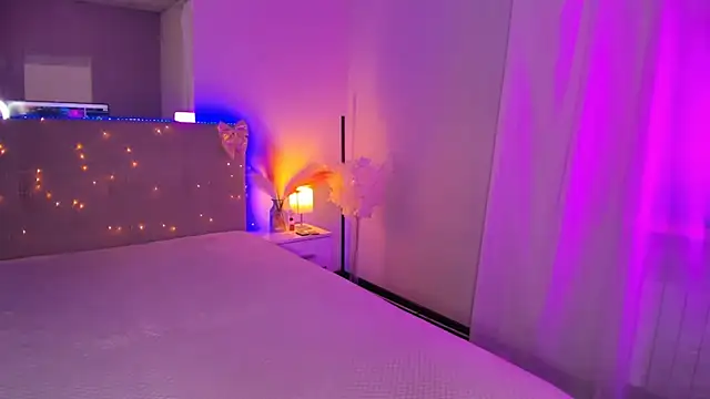 Laura Leee online show from 7, 4, 2026