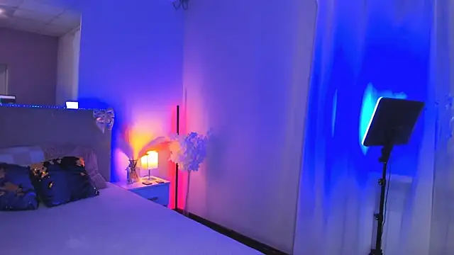 Laura Leee online show from 11, 6, 2026