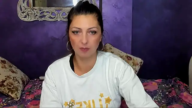 Snapshot of DivinSandra chatting on 8, 12, 2024 DivinSandra online show from 8, 12, 2024