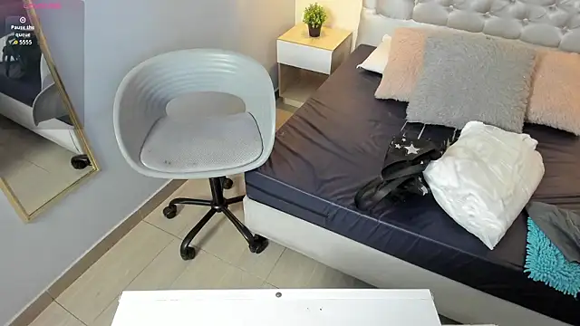 escarleth   online show from 4, 3, 2026