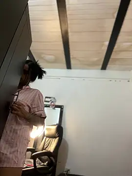 Laura fernandezII online show from 25, 1, 2025