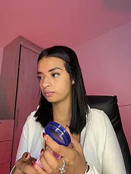 Laura fernandezII online show from 24, 4, 2026