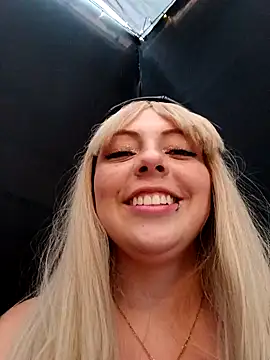 Snapshot of madelaine- chatting on 19, 12, 2024 madelaine- online show from 19, 12, 2024