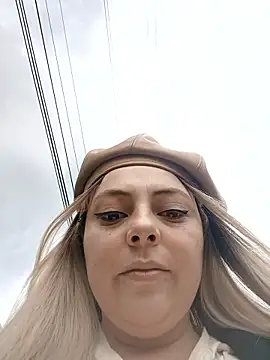 Snapshot of madelaine- chatting on 8, 10, 2025 madelaine- online show from 8, 10, 2025