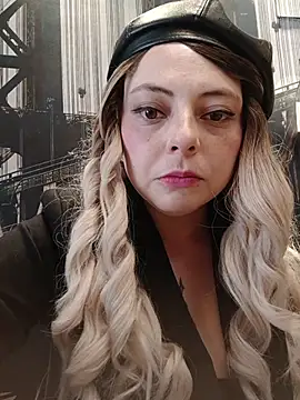 Snapshot of madelaine- chatting on 27, 10, 2025 madelaine- online show from 27, 10, 2025