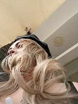 Snapshot of madelaine- chatting on 19, 11, 2025 madelaine- online show from 19, 11, 2025