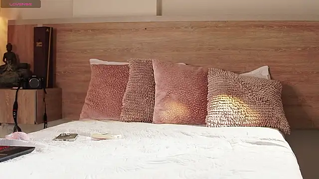 Snapshot of AliceShazaham_ chatting on 4, 3, 2026 AliceShazaham online show from 4, 3, 2026