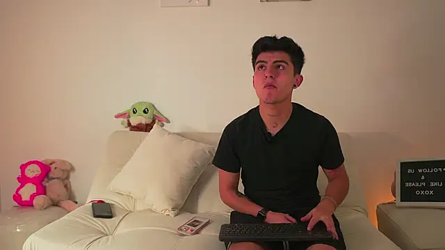 Snapshot of tommy_and_sophie chatting on 5, 1, 2025 tommy and sophie online show from 5, 1, 2025