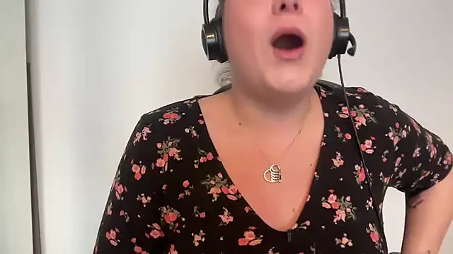 NaughtyWifeUK online show from 13, 3, 2025