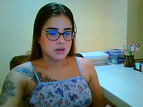 Snapshot of maliamiller chatting on 22, 12, 2025 maliamiller online show from 22, 12, 2025